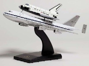Daron Worldwide Trading E0820 B-747 With Shuttle 1/200 AIRCRAFT