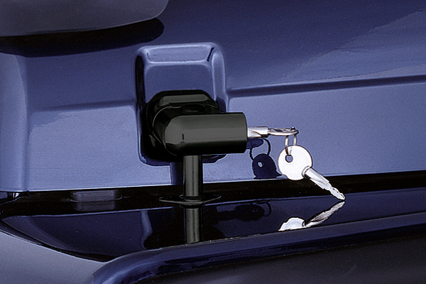 This pair of black locking hood catches from Rugged Ridge are keyed alike. They fit 97-06 Jeep Wrangler.
