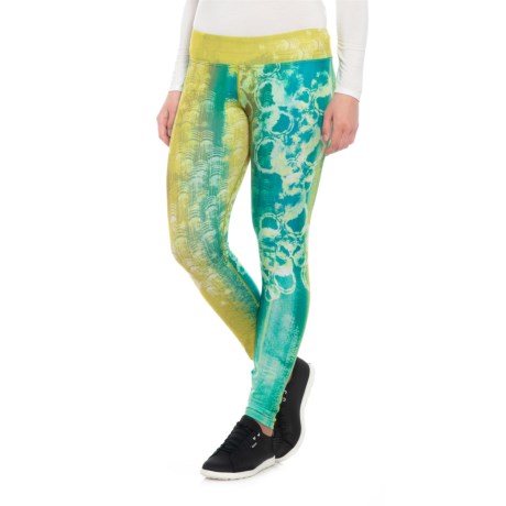 CLOSEOUTS . Who says your base layer has to be boring? Hot Chillysand#39; MTF4000 leggings are a cozy, insulating midweight with high-tech fibers for wicking, temperature control and next-to-skin softness. The funkadelic print is just a sweet, sweet bonus. Available Colors: PAISLEY, PERIWINKLE WILD, SACRED STRIPE, SAFARI, SEAFOAM TRANQUIL, SIMPLE PLAID, URBAN CROC, BLACK/LACE, GALAXY, GARDEN PARTY, GREY ICONIC, MID STATE FAIR, CARNIVAL, ALPINE STRIPE, CAFE, CHAOS, PRIMITIVE POP, ROUTE 66, SIDE SCAPE, WHITE TIGER STRIPE, ABALONE, HOLLYWOOD, MAGNETIC, MEDITERRANEAN, DITSY FLORAL, 26, SACRED STRIPES, ACID RAIN, ANGEL, ABSTRACT OCEAN, CABIN FEVER, CASABLANCA, EARLY SPRING, GIDGET, HAIGHT ST., OXY FLORAL, ELEMENTS, LAPIS/CHARCOAL, SPECTRUM, REFLECTIONS, KATMANDU, PARADISE, FLURRY, FLYING COLORS, SNOWY WOODS, SERENITY, PAPER ROSE, MAGNETIC, VOODOO, DAWN PATROL, FIZZY, WILD, FLUTTER, GRACE, HOLIDAY FEVER, NORDIC, LUSH, YELLOW TIGER STRIPE. Sizes: S, M, L, XL, XS.