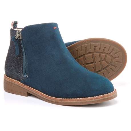 CLOSEOUTS . Your shoe aficionado will love these ED Ellen Degeneres Glynn boots. They combine contrasting fabrics with dual side zips for easy-wearing style she can pair with her favorite jeans, leggings or skirts. Available Colors: POMPELL, LAGOON/DARK BLUE/BLACK. Sizes: 11T, 12T, 13C, 1C, 2C, 3C, 4C, 5C.