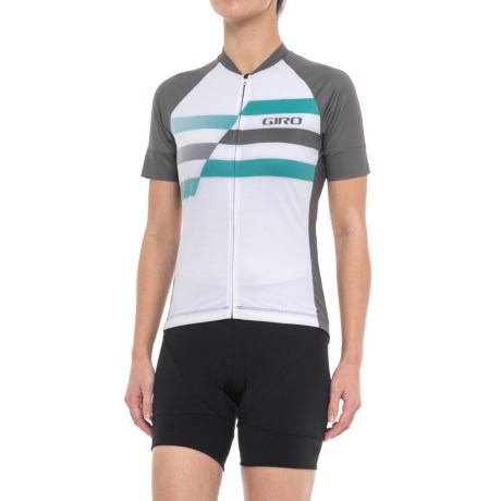 CLOSEOUTS . Giroand#39;s Chrono Expert jersey ensures you stay comfortable during long rides in the saddle with lightweight, breathable fabric, raglan sleeve construction and a full-coverage droptail hem. A total of four lower-back pockets store gels and necessities while youand#39;re on the road. Available Colors: FADE PURPLE, MATRIX BLACK, MATRIX TURQUOISE, ULTRAVIOLET BOXFISH, ULTRAVIOLET SHREDDER, WHITE SHREDDER. Sizes: XS, XL, L, S, M.