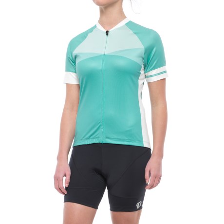 CLOSEOUTS . Giroand#39;s Chrono Expert jersey ensures you stay comfortable during long rides in the saddle with lightweight, breathable fabric, raglan sleeve construction and a full-coverage droptail hem. A total of four lower-back pockets store gels and necessities while youand#39;re on the road. Available Colors: FADE PURPLE, MATRIX BLACK, MATRIX TURQUOISE, ULTRAVIOLET BOXFISH, ULTRAVIOLET SHREDDER, WHITE SHREDDER. Sizes: XS, XL, L, S, M.